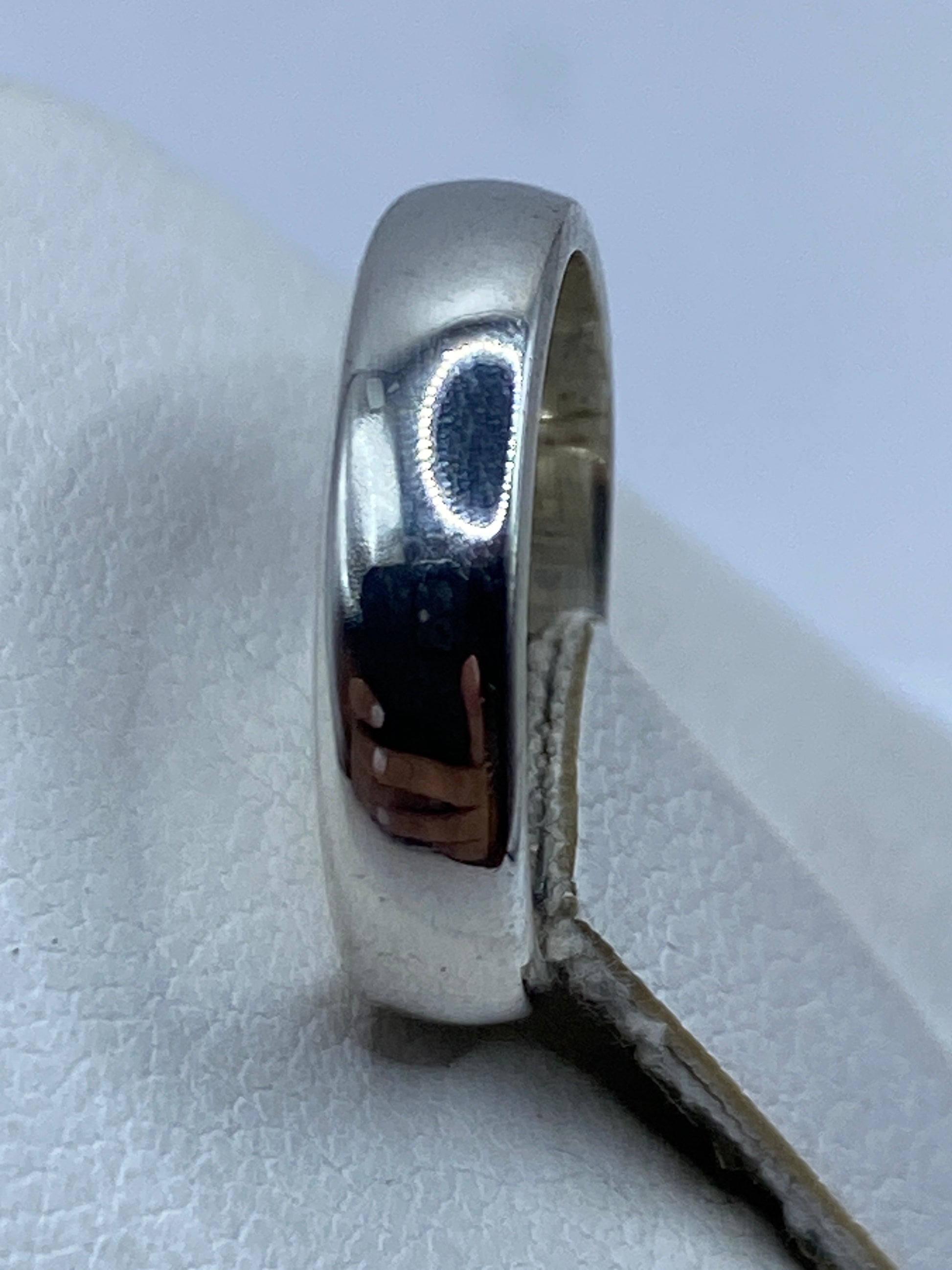 Anillo minimalista de plata en dedo de mujer con sello .925