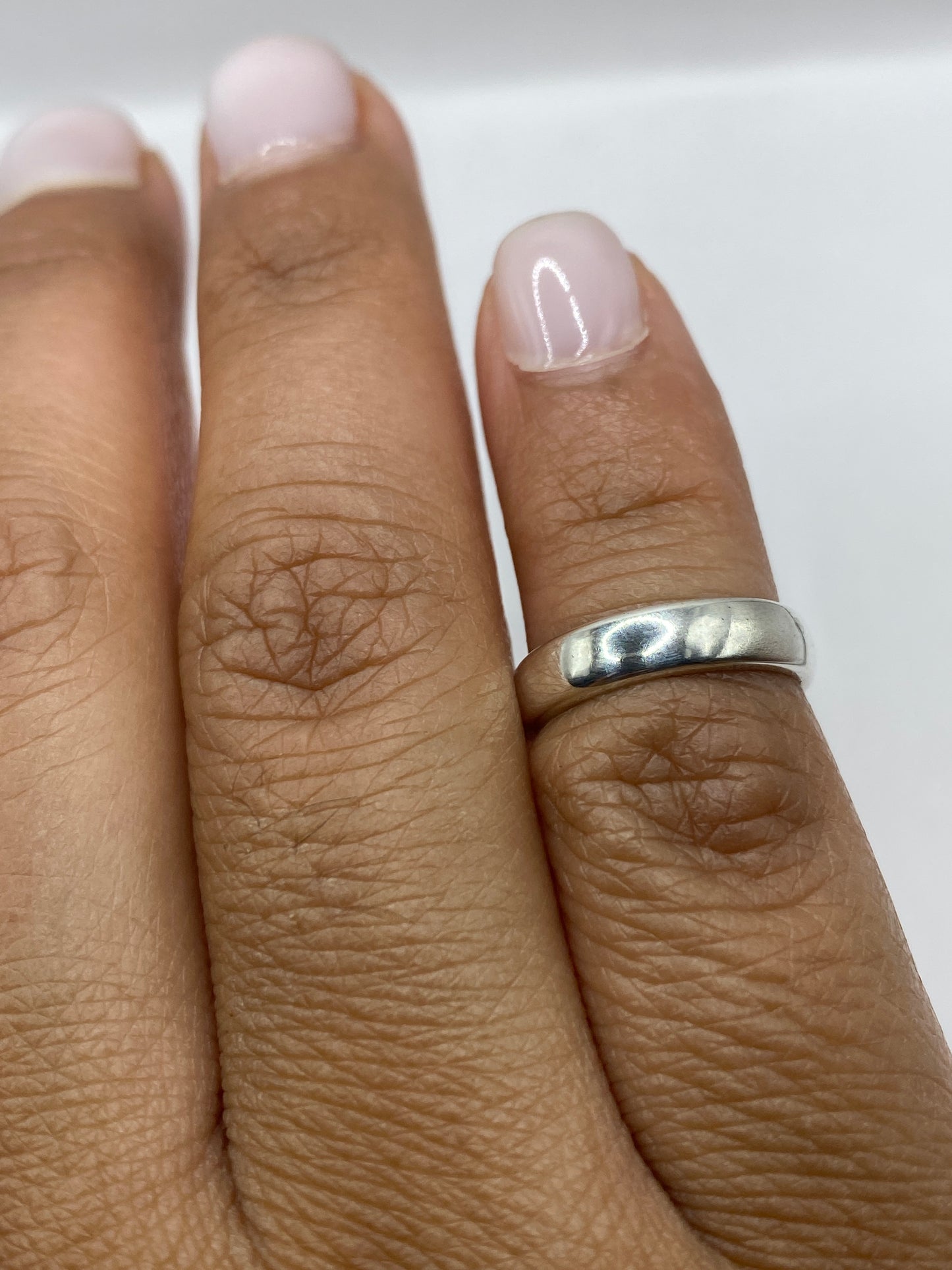 Anillo de plata pulida vista interna mostrando marcaje 925