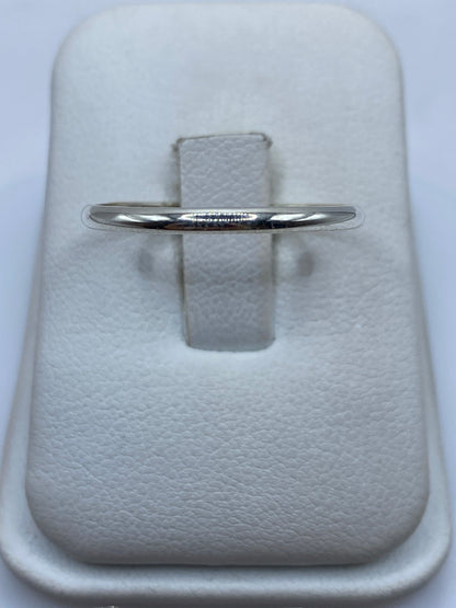 Anillo de plata .925 con banda pulida minimalista en la mano