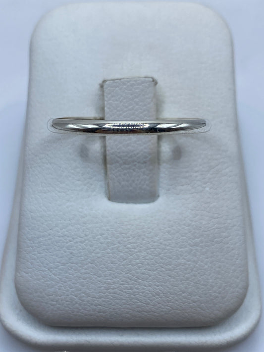 Anillo de plata .925 con banda pulida minimalista en la mano