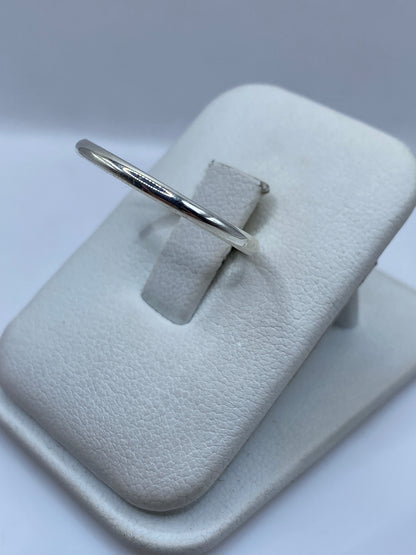 Vista frontal del anillo unisex de plata con acabado espejo