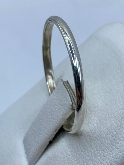 Detalle lateral del anillo mostrando el perfil redondeado pulido