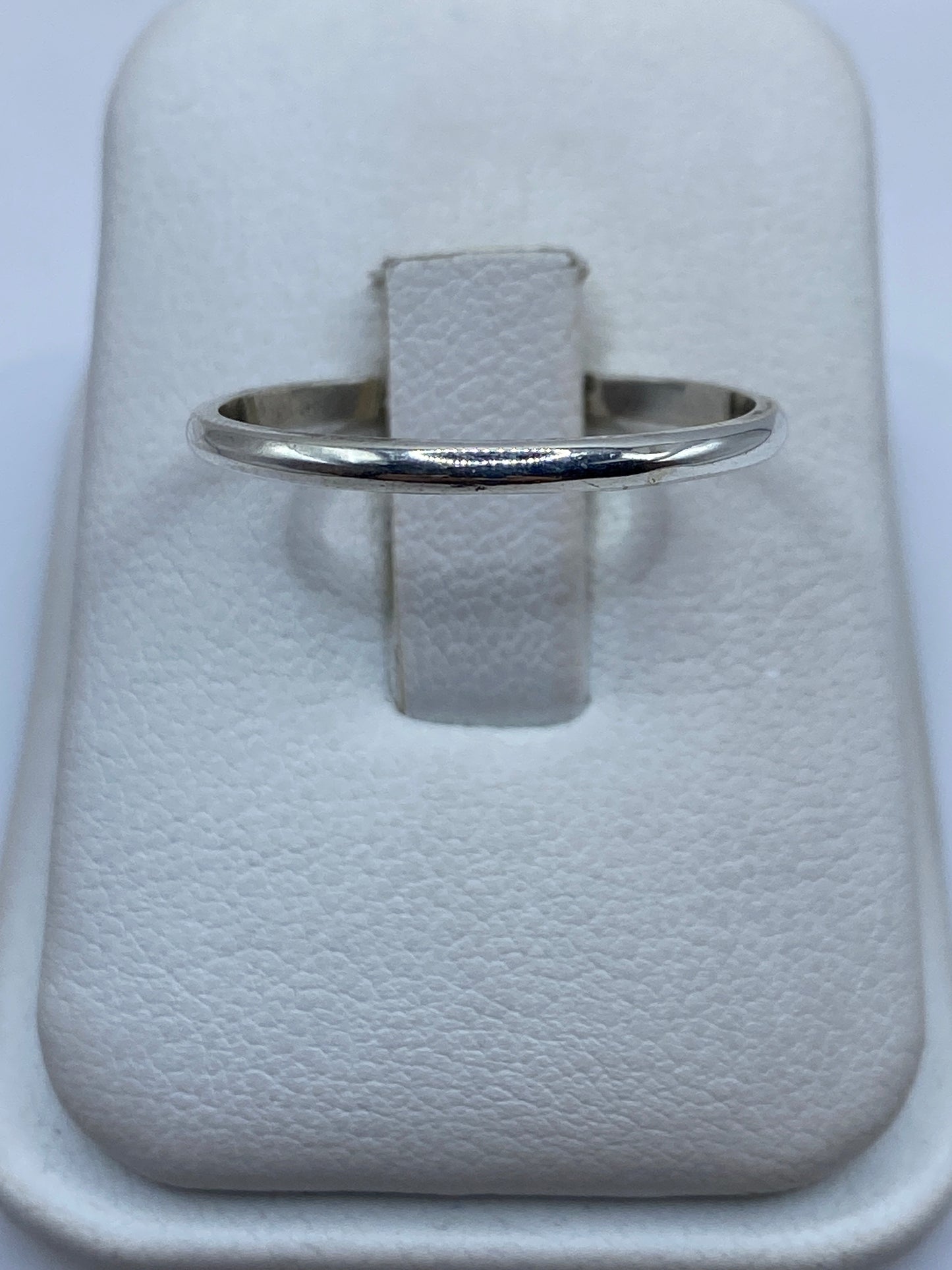 Anillo banda fina de plata .925 en caja de cuero gris, vista superior