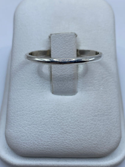 Anillo banda fina de plata .925 en caja de cuero gris, vista superior