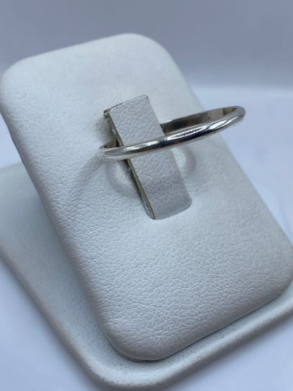 Anillo minimalista de plata en dedo, mostrando el ancho fino de la banda