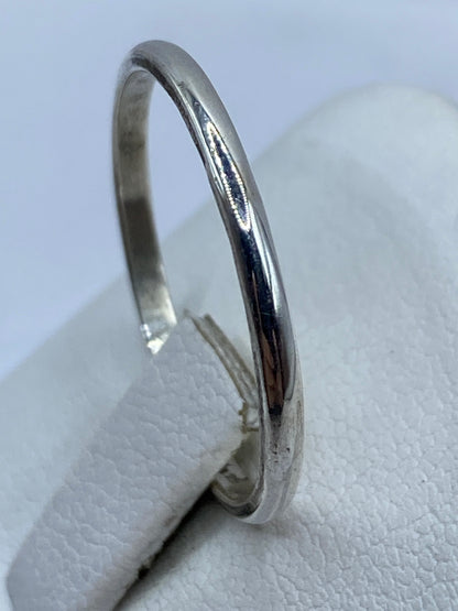 Detalle lateral del anillo banda pulido en plata de Taxco