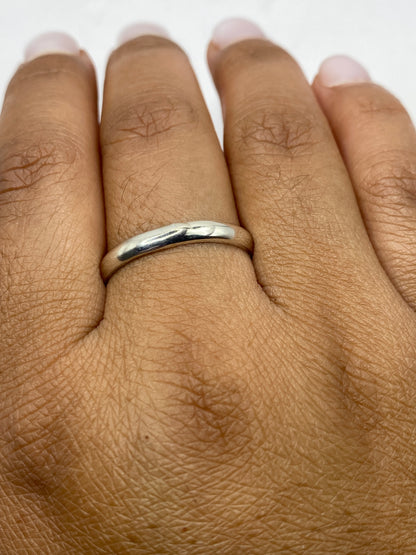 Anillo banda de plata sobre escala de peso mostrando 2.5 gramos