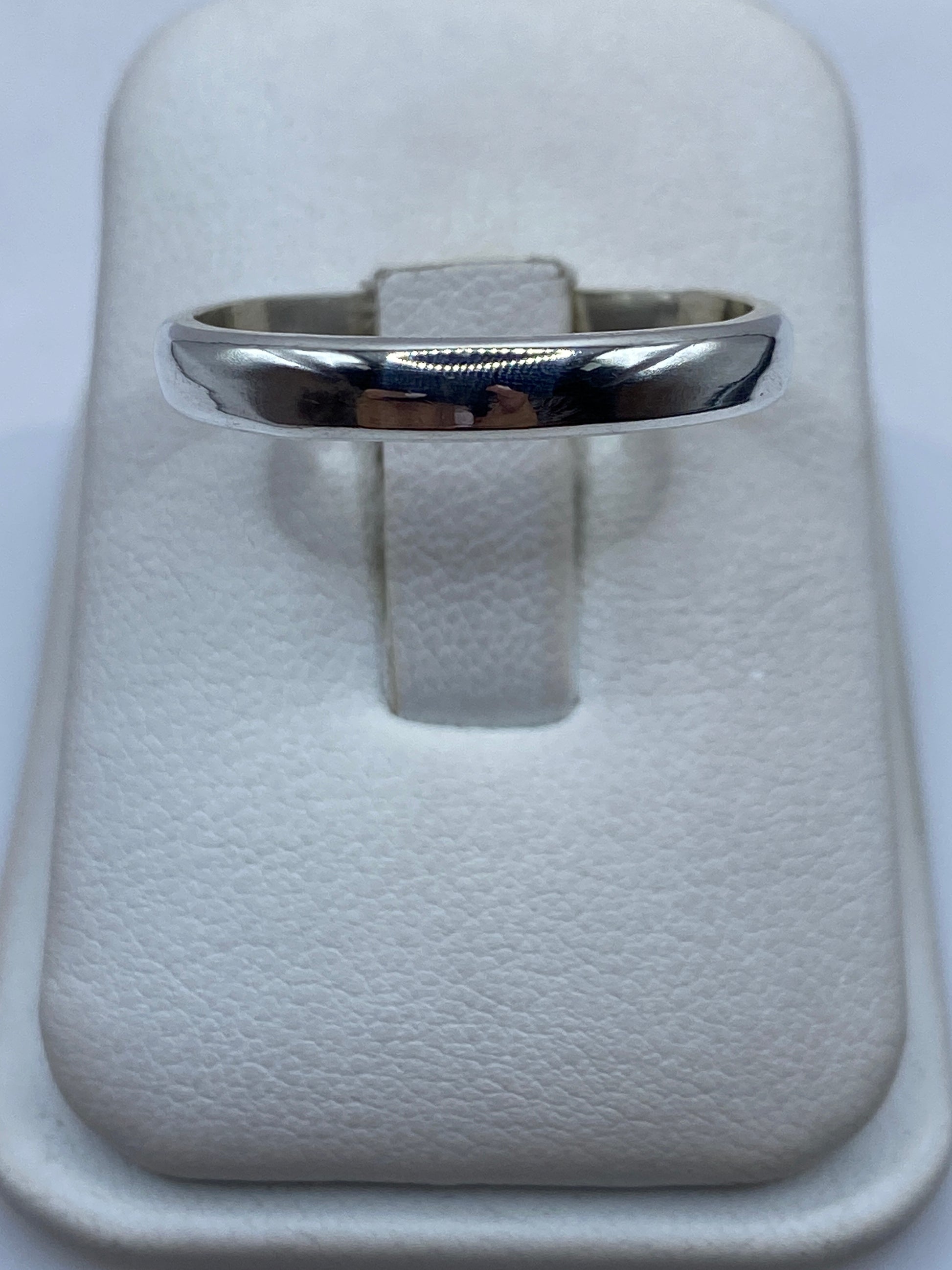 Anillo de plata .925 banda lisa pulida en caja de presentación blanca
