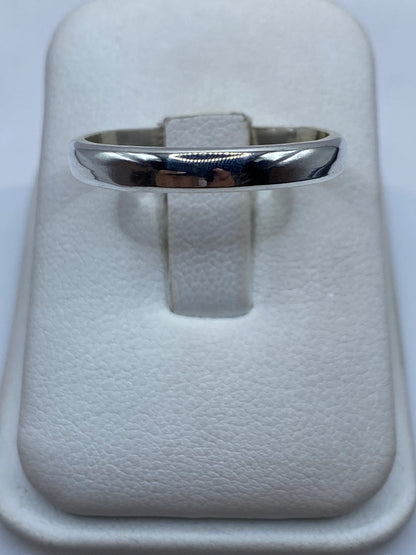 Anillo de plata .925 banda lisa pulida en caja de presentación blanca