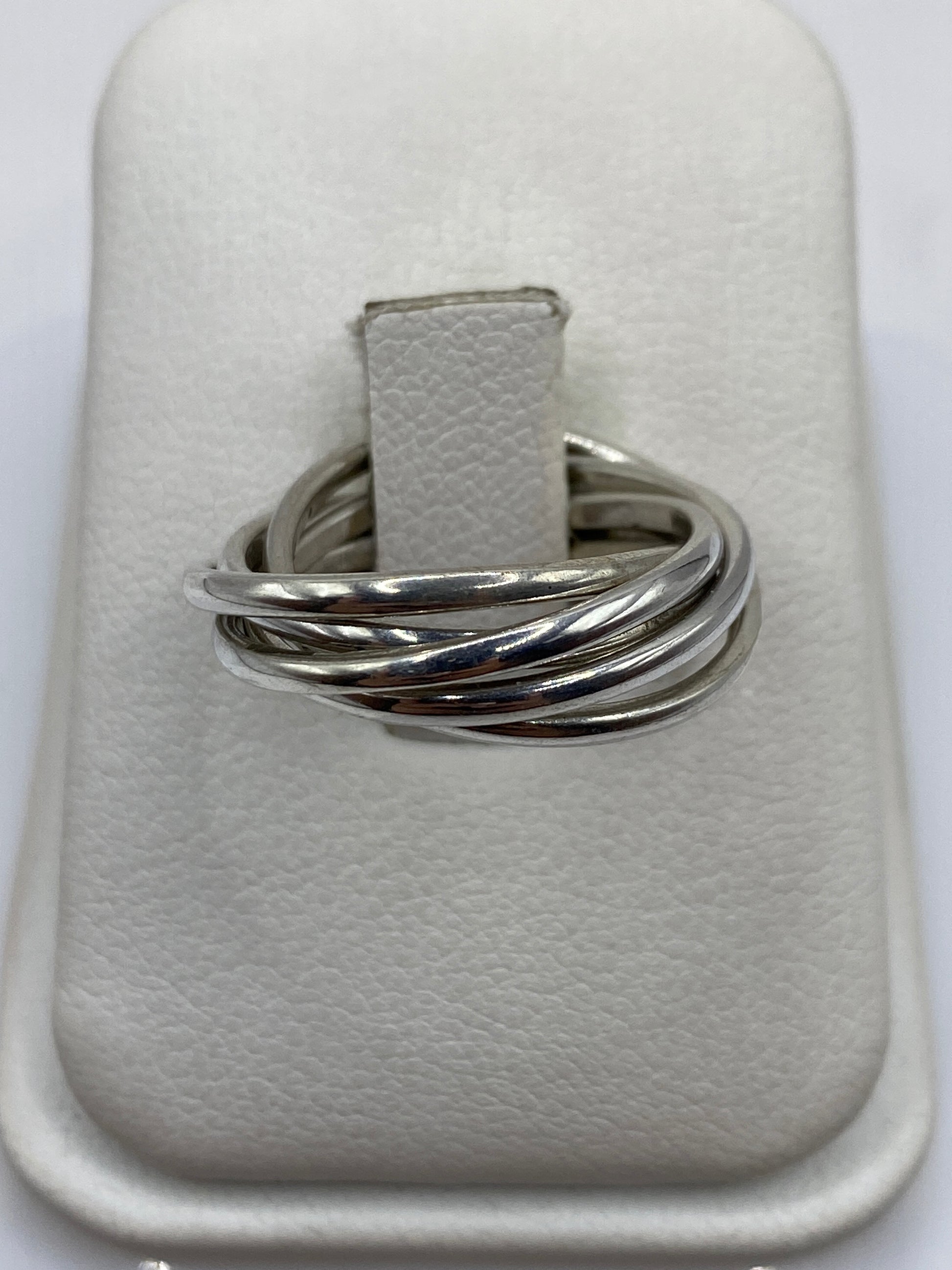 Anillo de plata con eslabones entrelazados en talla 4, vista frontal en modelo blanco