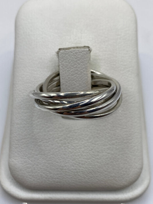 Anillo de plata con eslabones entrelazados en talla 4, vista frontal en modelo blanco