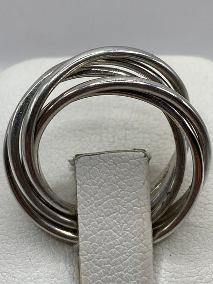 Anillo en la mano de una mujer, mostrando el brillo y presencia de los eslabones