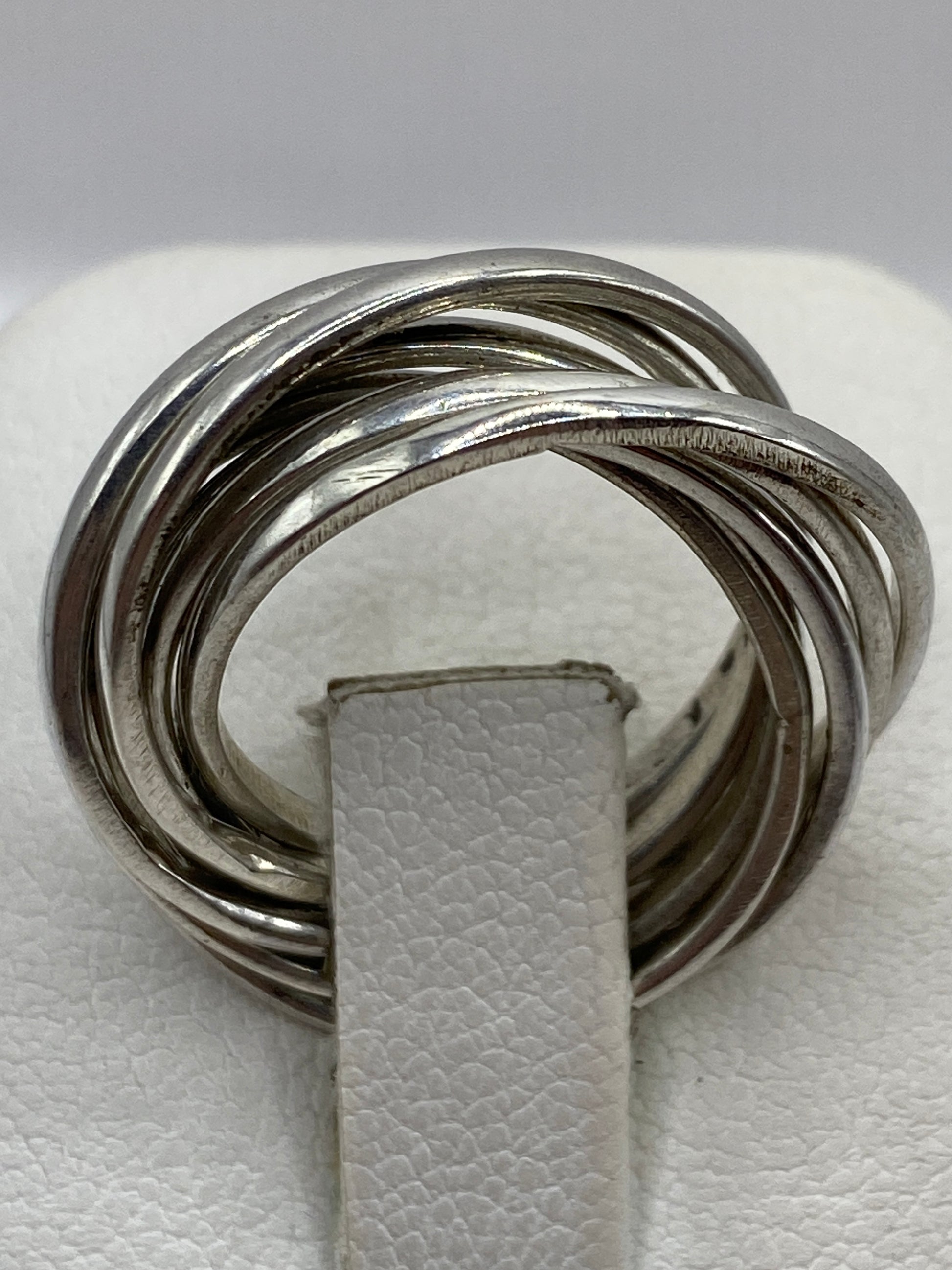 Detalle del entrelazado de bandas de plata .925