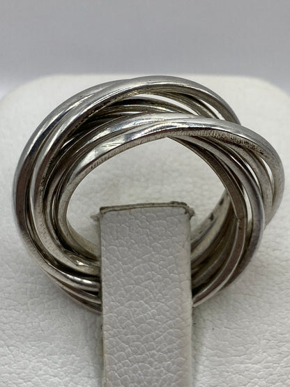 Detalle del entrelazado de bandas de plata .925