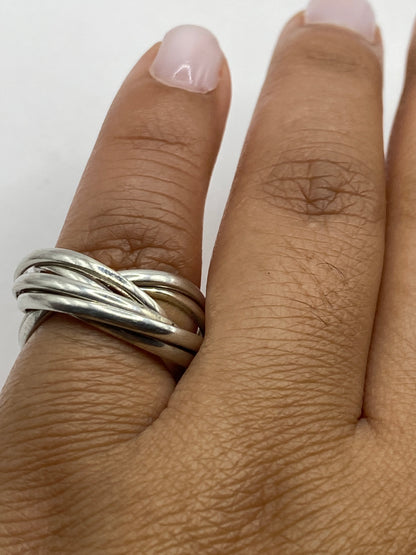Anillo de eslabones sobre fondo gris mostrando el acabado minimalista