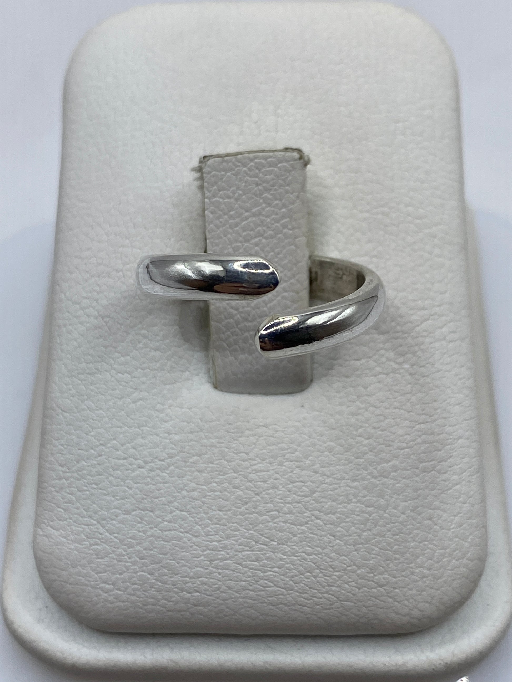 Anillo de plata .925 ajustable minimalista en la mano de una mujer