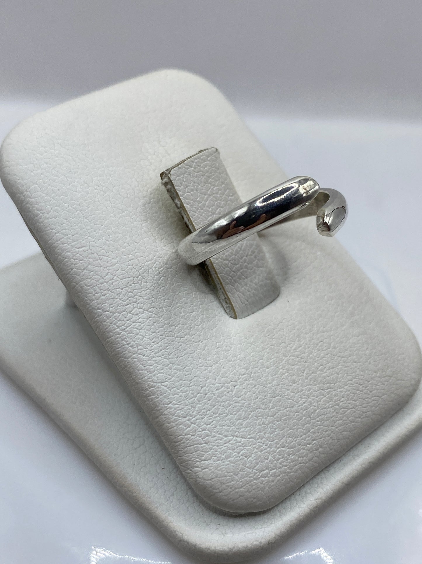 Vista lateral del anillo de plata con acabado brillante pulido