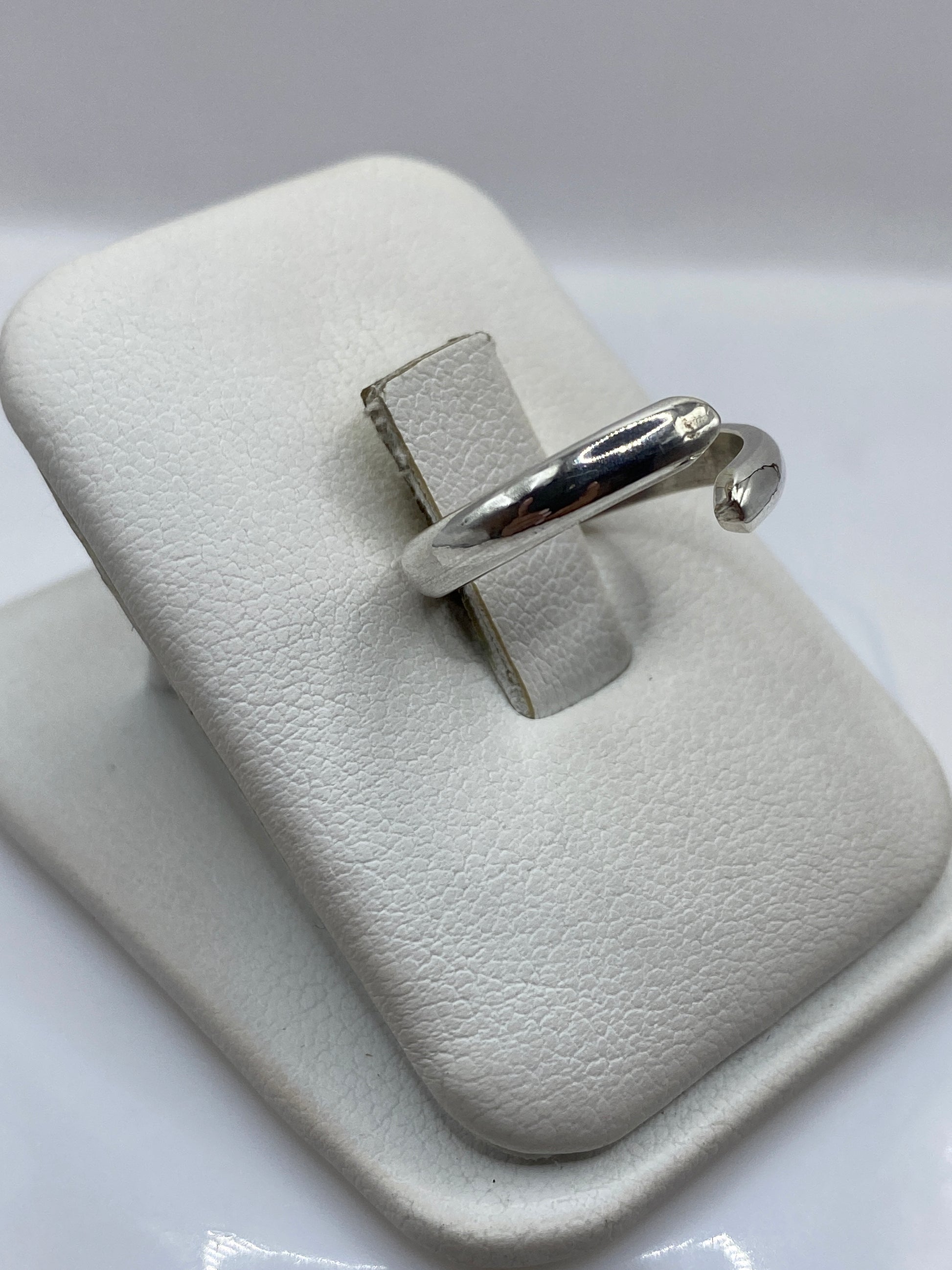 Vista lateral del anillo de plata con acabado brillante pulido