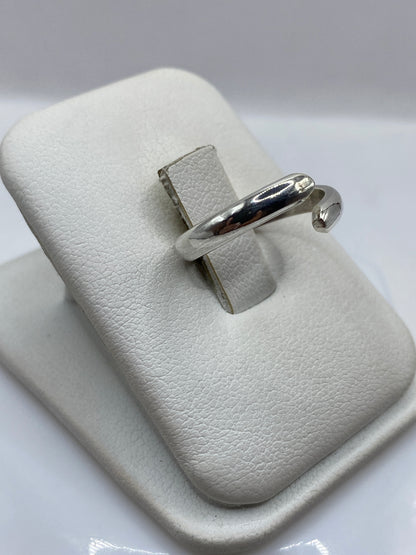 Vista lateral del anillo de plata con acabado brillante pulido