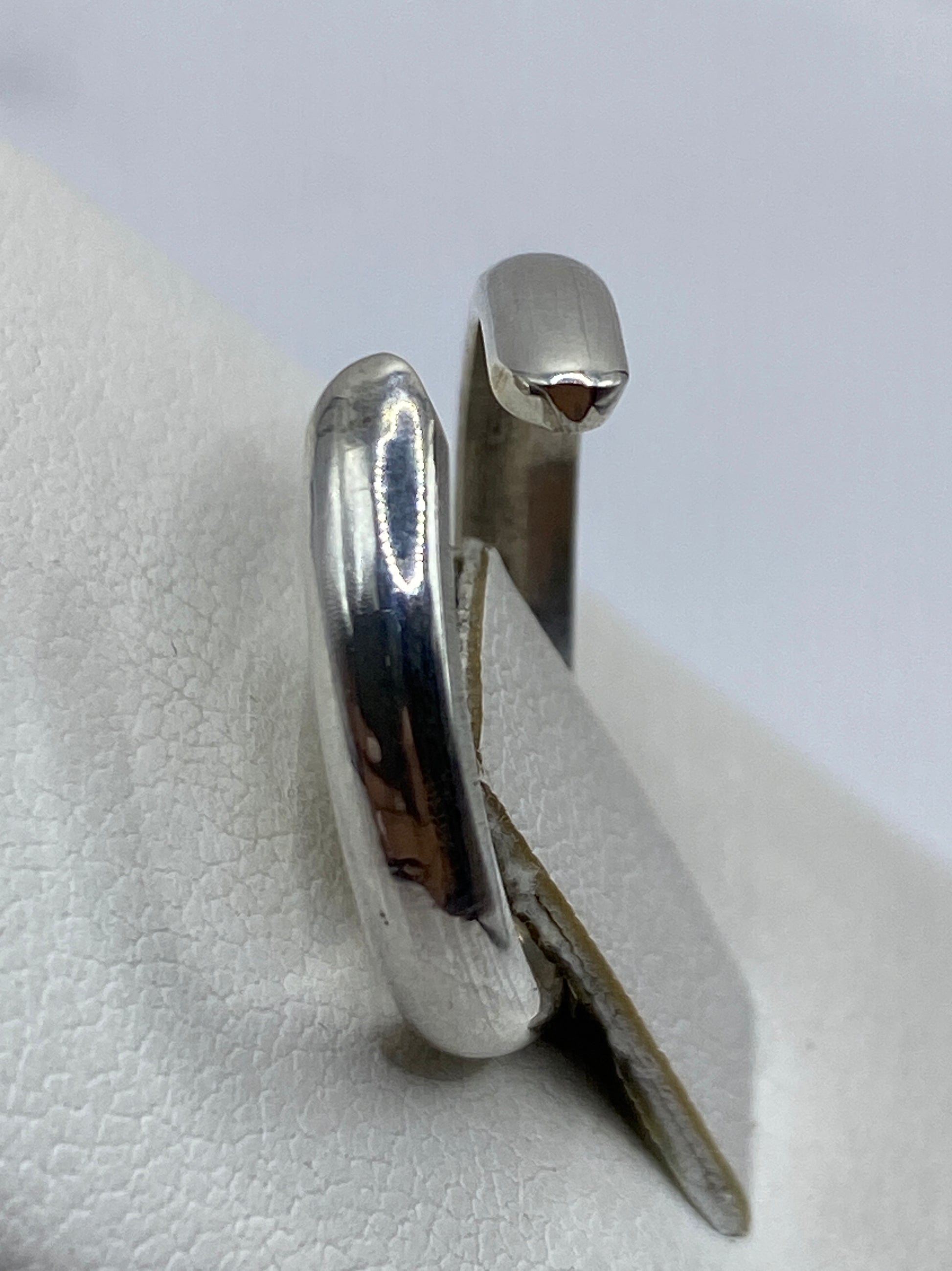Anillo minimalista sobre fondo blanco mostrando el sello .925