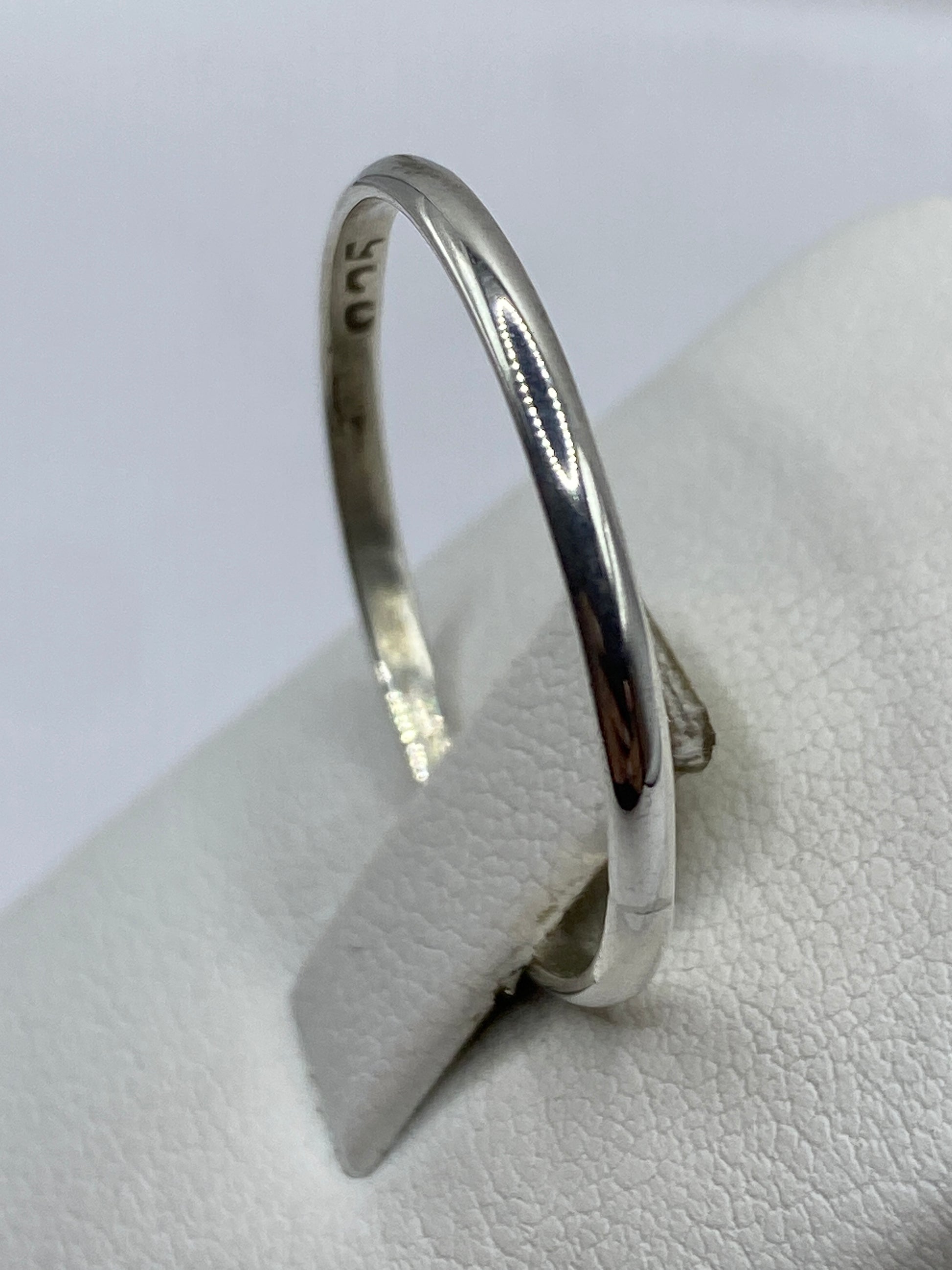 Detalle interior del anillo con sello 925 MEXICO grabado