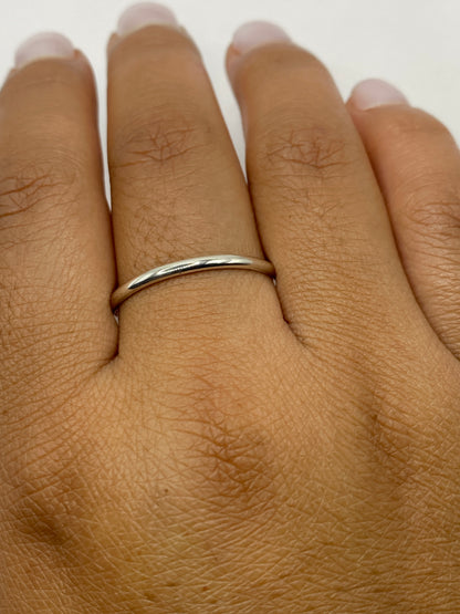 Anillo banda sobre fondo blanco mostrando acabado brillante