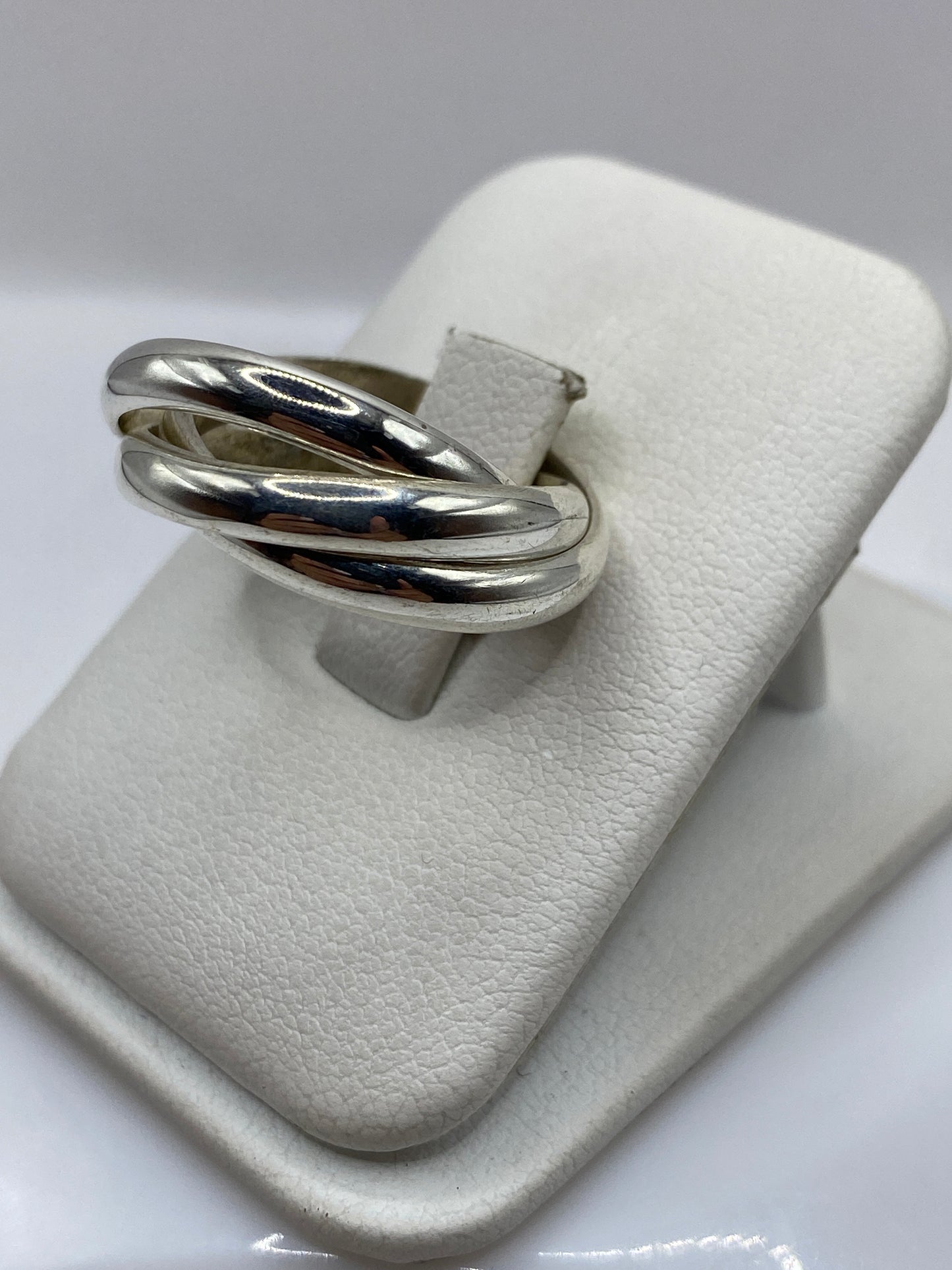 Vista frontal del anillo de plata .925 con diseño eslabón entrelazado