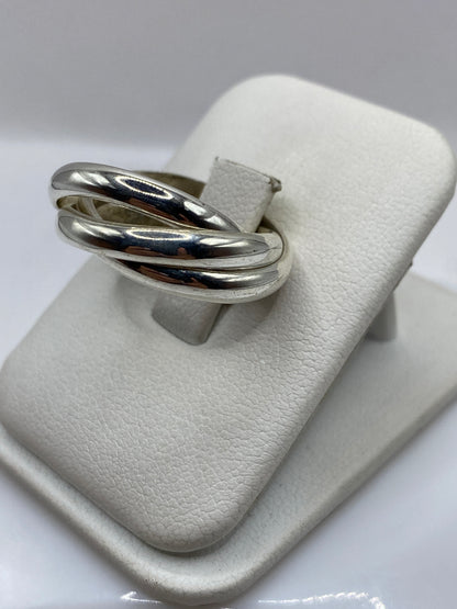 Vista frontal del anillo de plata .925 con diseño eslabón entrelazado