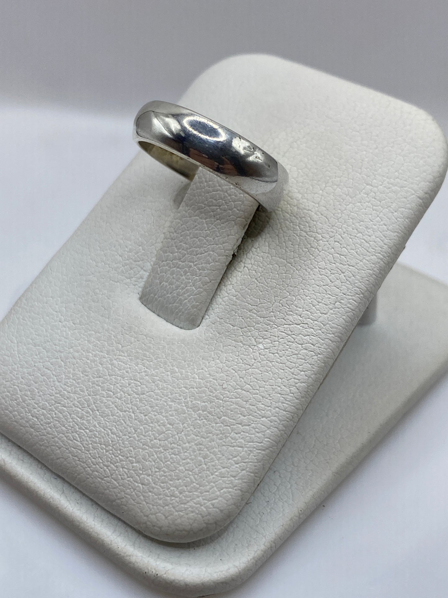 Vista frontal del anillo minimalista de plata .925 en estuche blanco