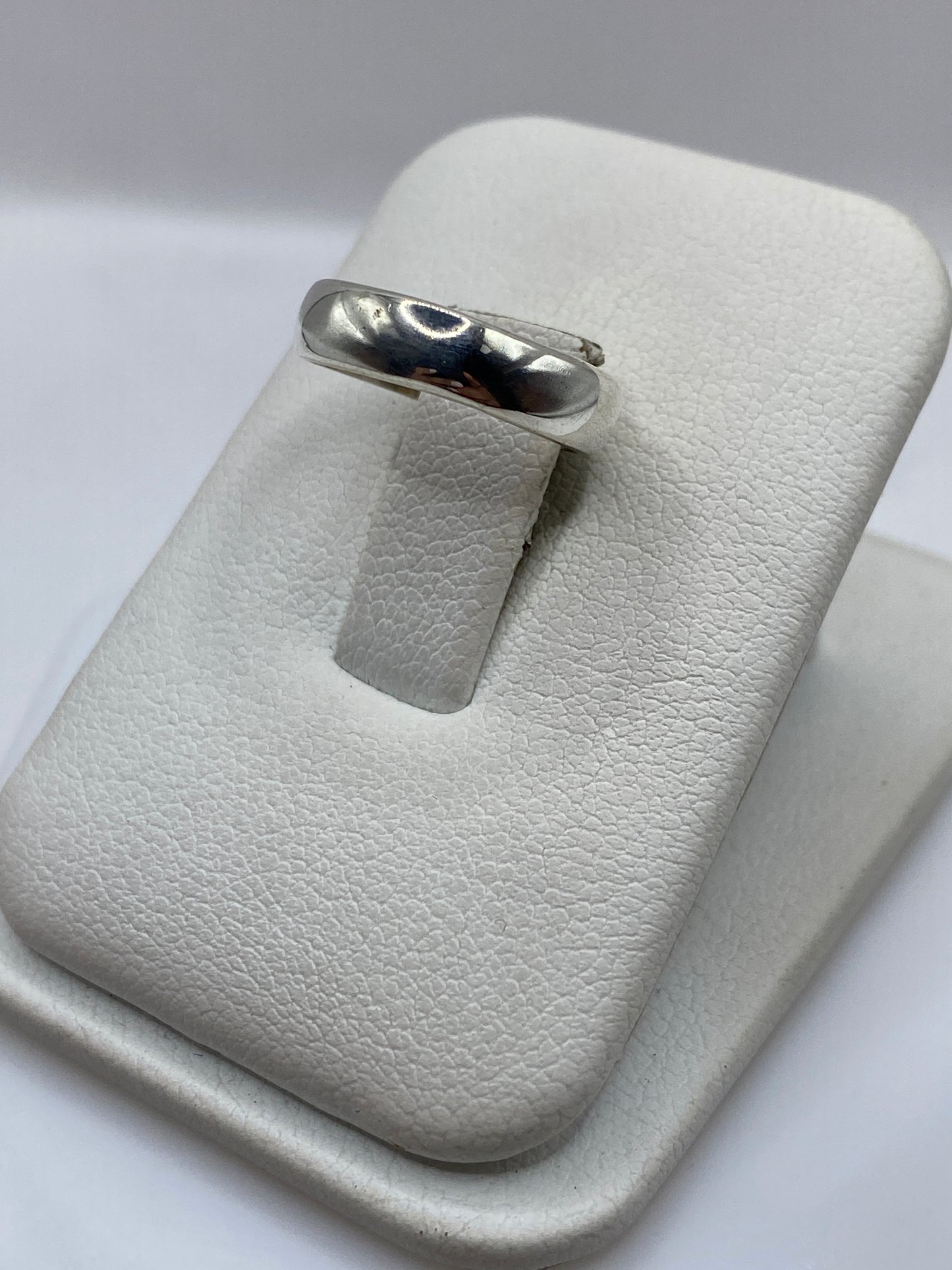 Anillo banda .925 de perfil, detalle del espesor y acabado minimalista