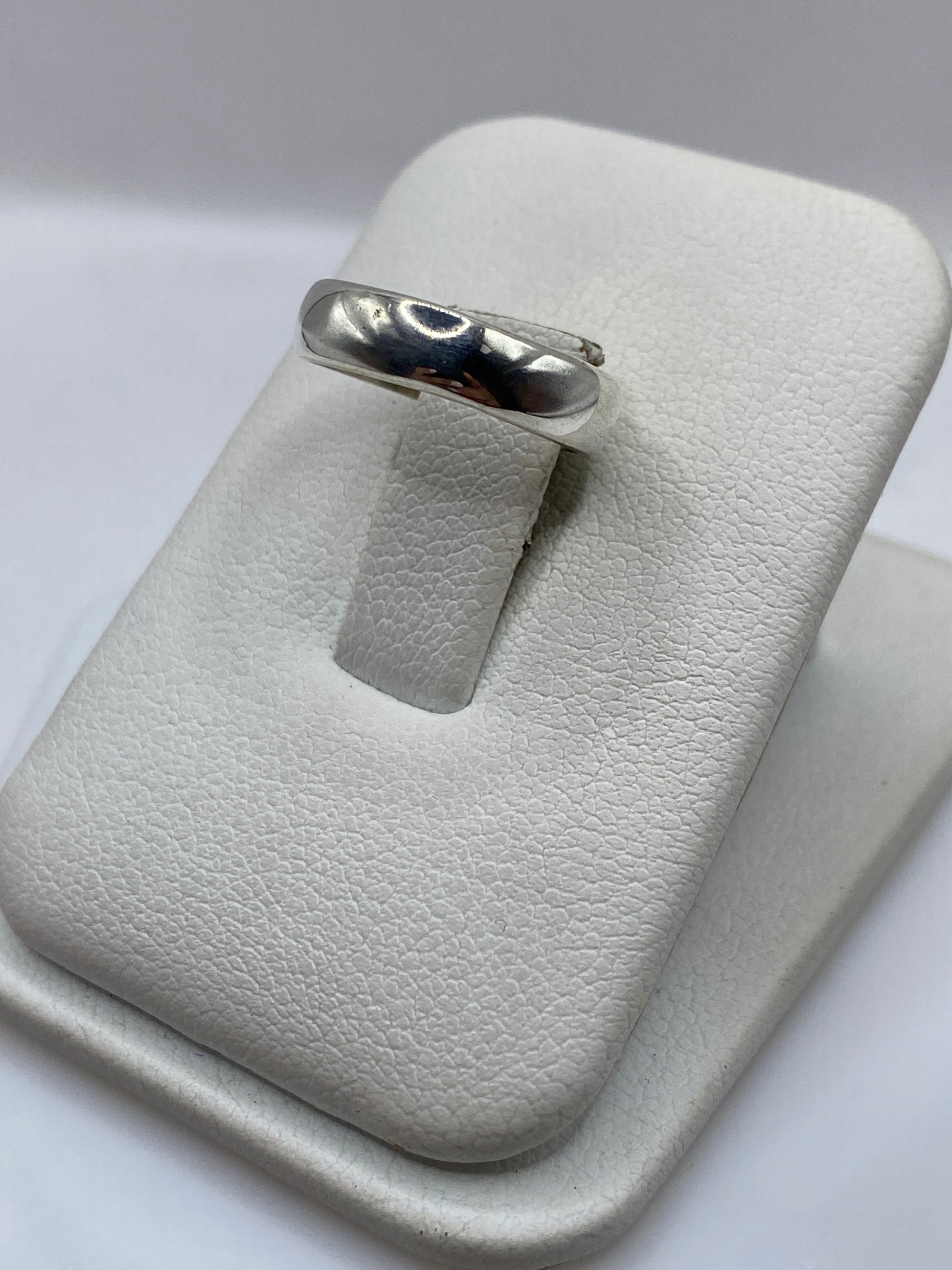 Anillo banda .925 de perfil, detalle del espesor y acabado minimalista