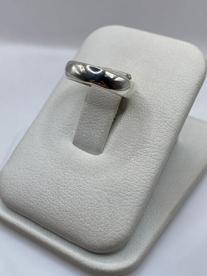 Anillo banda .925 de perfil, detalle del espesor y acabado minimalista