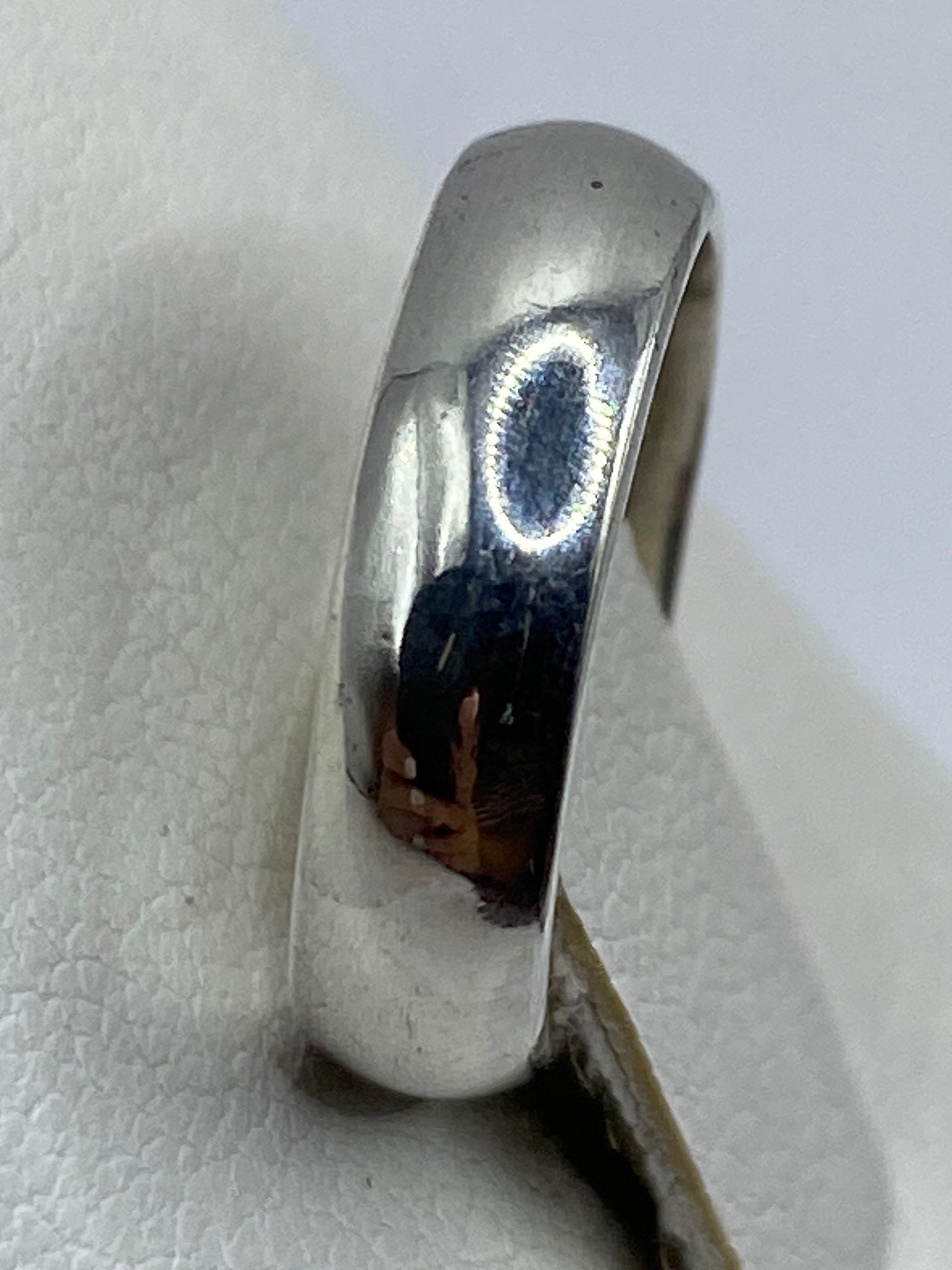 Detalle lateral del anillo banda mostrando el acabado redondeado