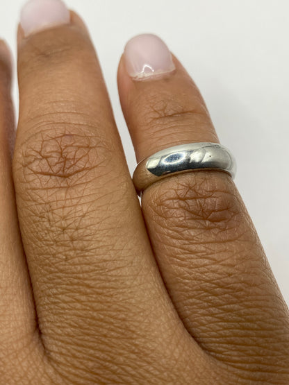 Anillo de plata sobre fondo gris mostrando el sello 925