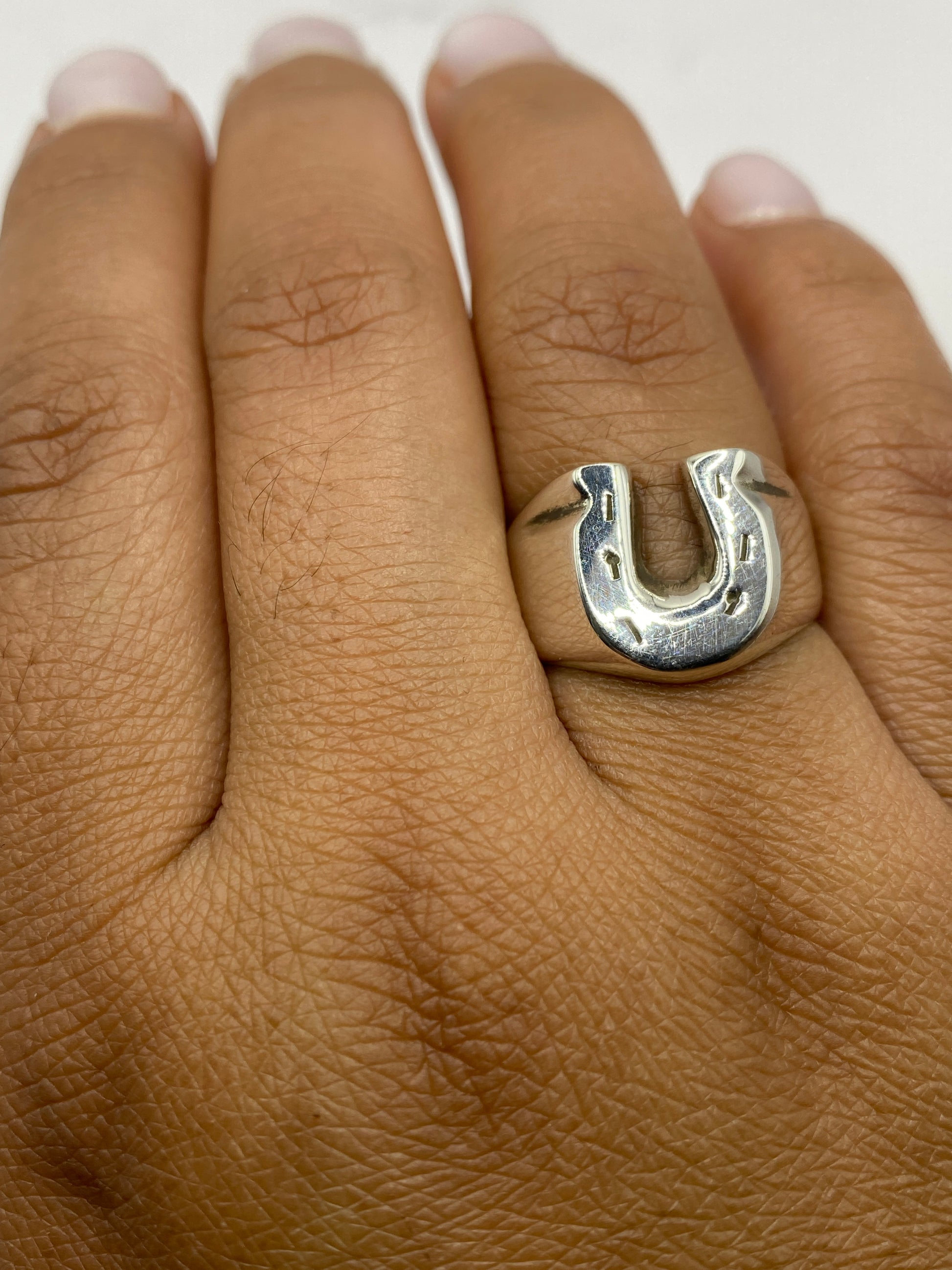 Anillo herradura en la balanza mostrando su peso real de 8.8 gramos