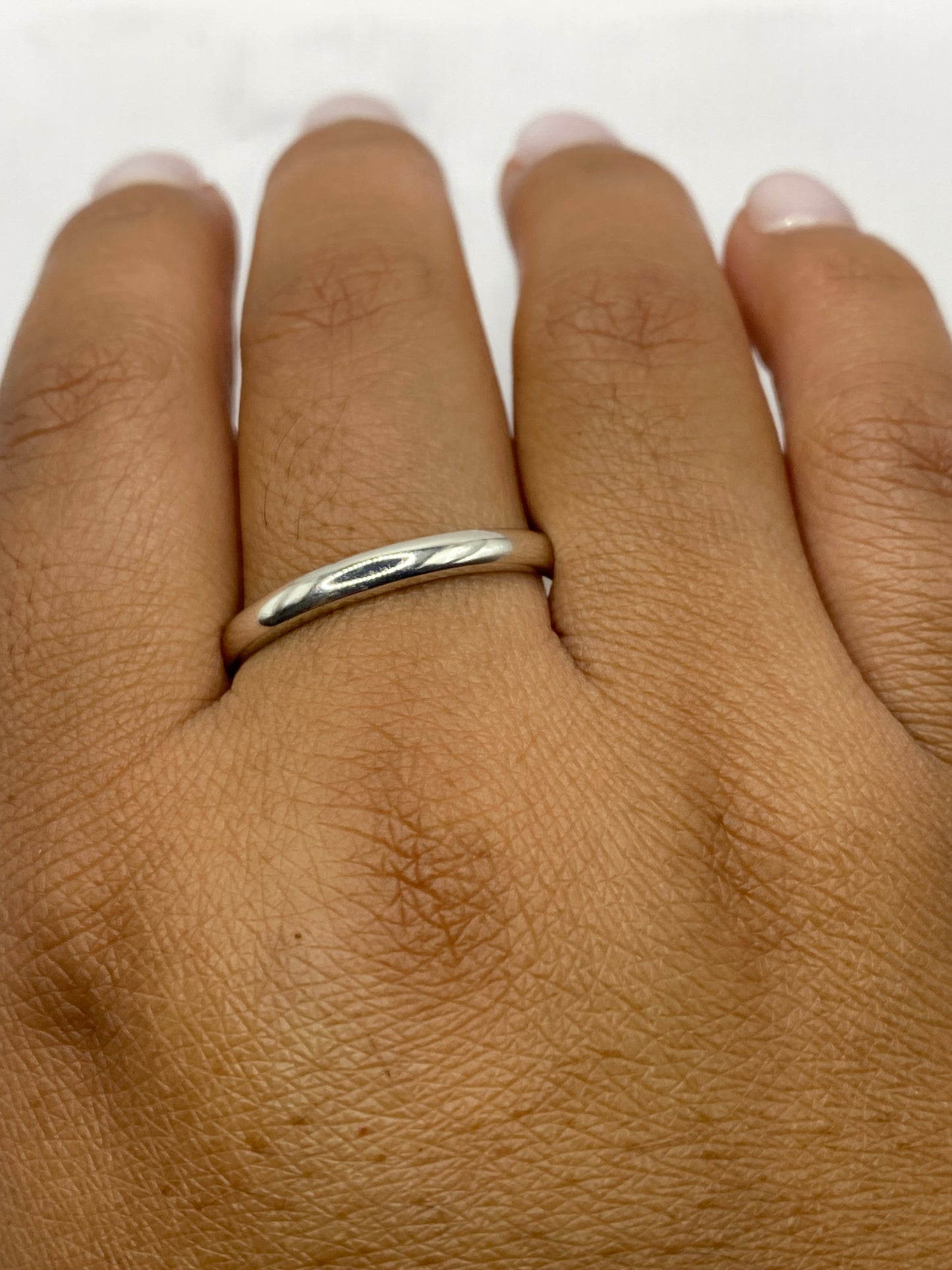 Anillo de plata banda lisa sobre fondo blanco, perfil completo
