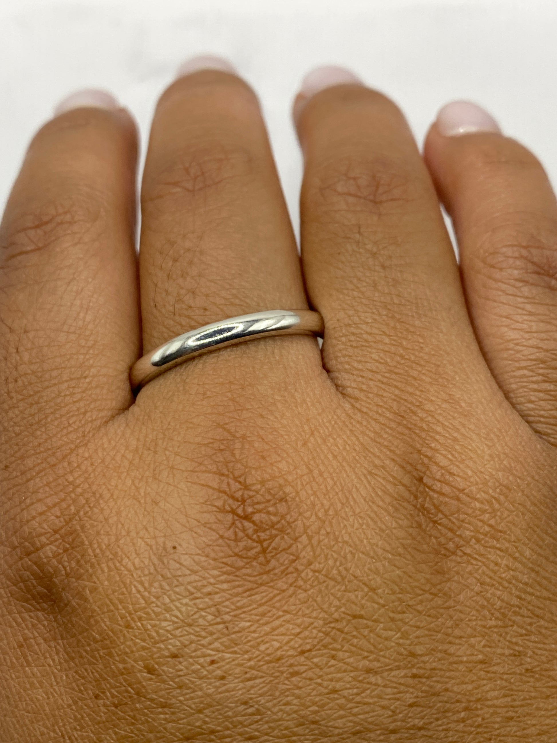 Anillo de plata banda lisa sobre fondo blanco, perfil completo