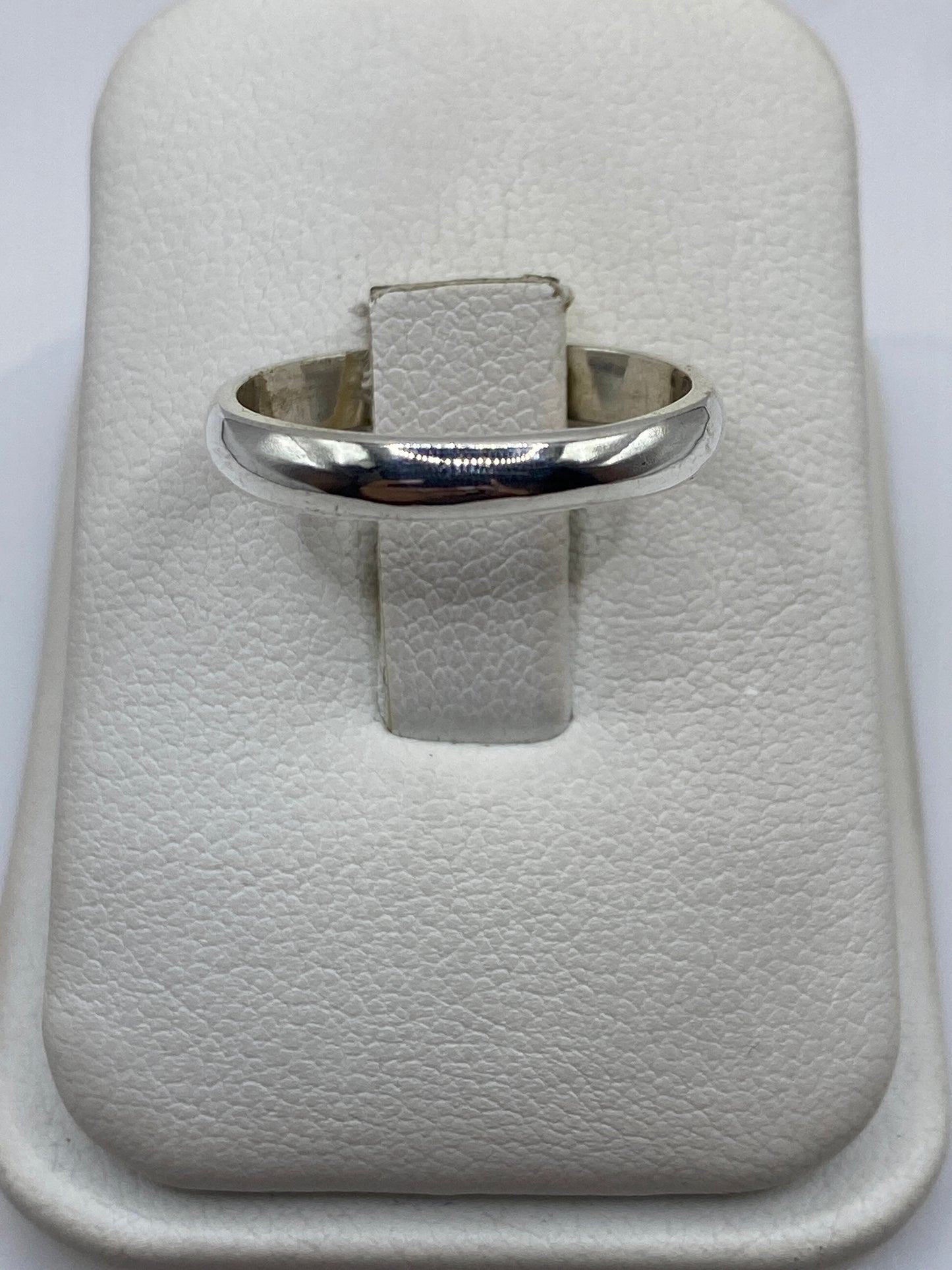 Anillo banda de plata .925 pulida sobre blanco, vista frontal