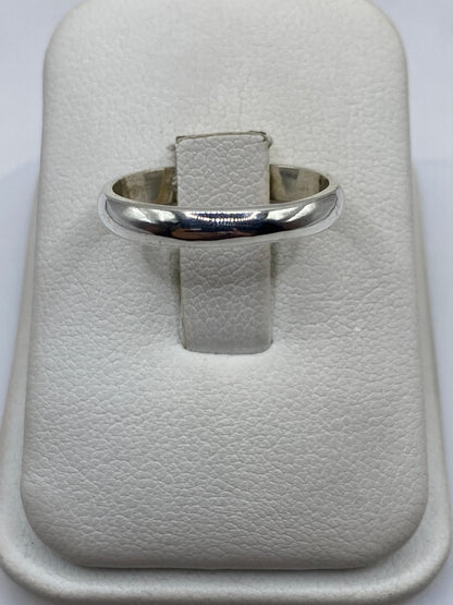 Anillo banda de plata .925 pulida sobre blanco, vista frontal