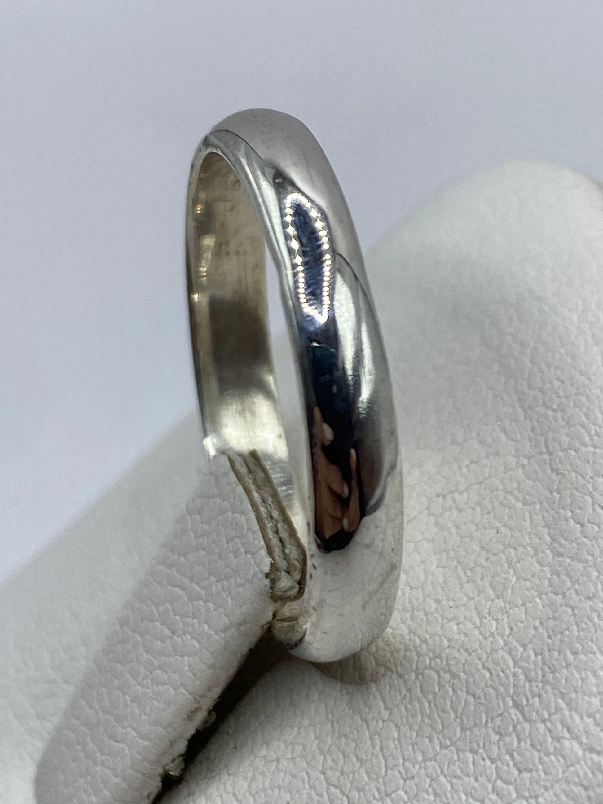 Detalle del perfil del anillo banda pulido en plata de Taxco