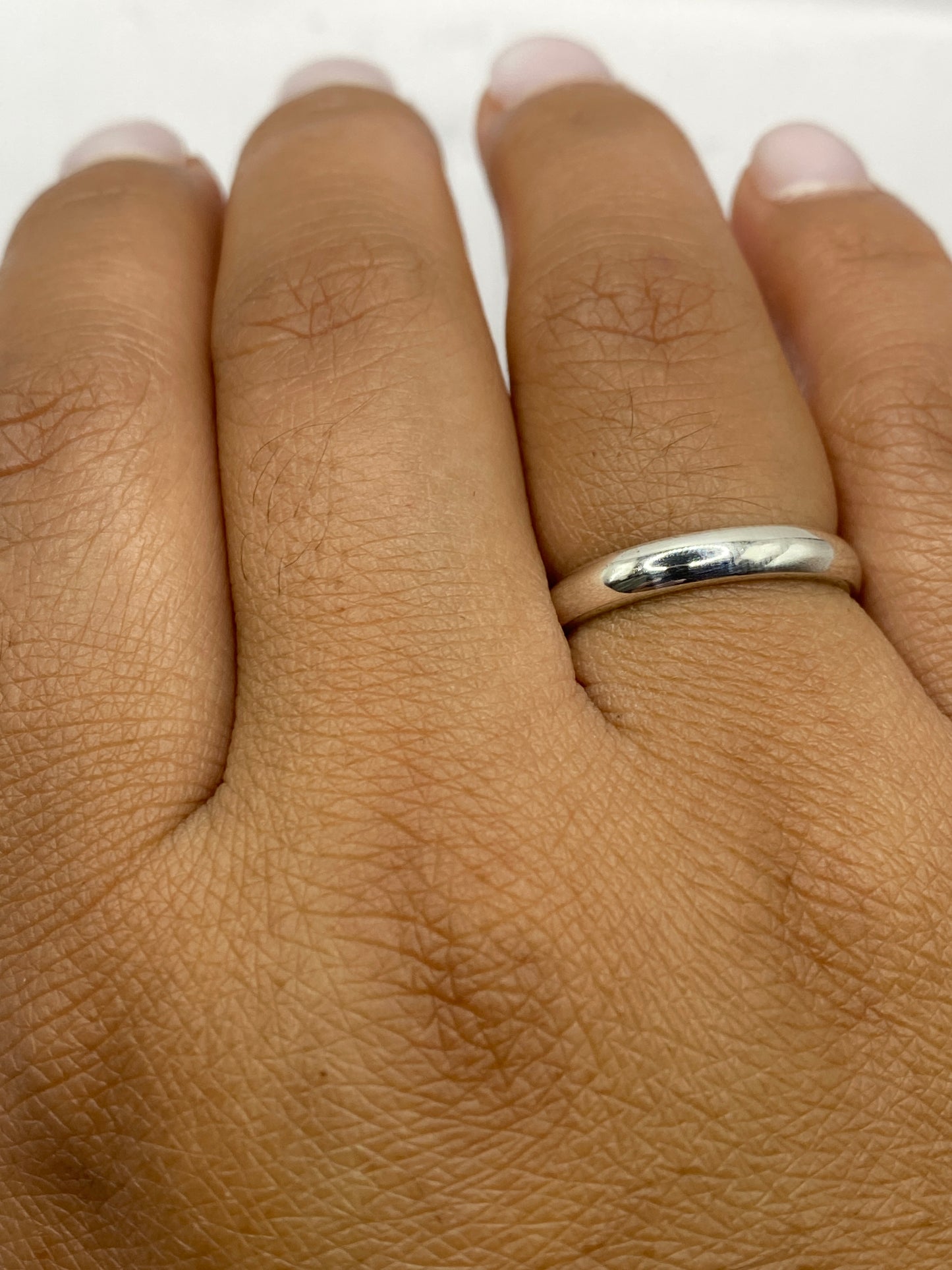 Anillo con sello .925 México en el interior, sobre balanza mostrando 2.4 gramos