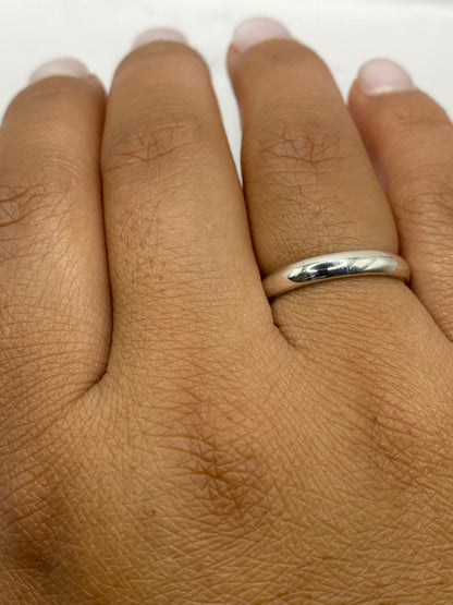 Anillo con sello .925 México en el interior, sobre balanza mostrando 2.4 gramos