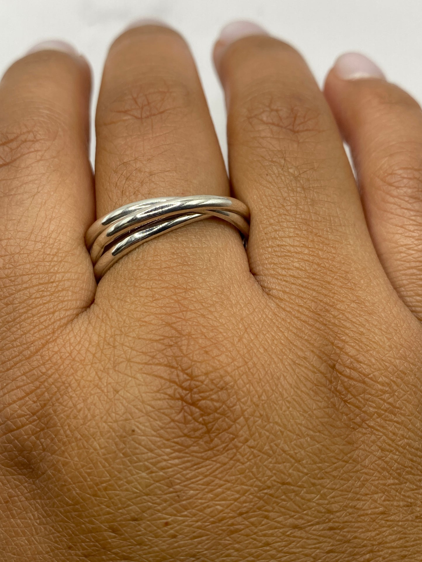 Anillo plata minimalista sobre fondo blanco mostrando el sello 925
