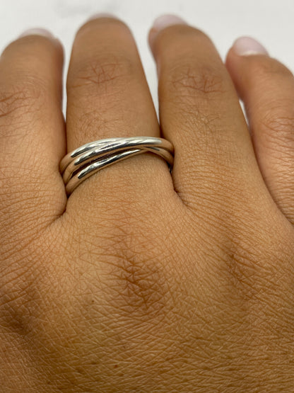 Anillo plata minimalista sobre fondo blanco mostrando el sello 925
