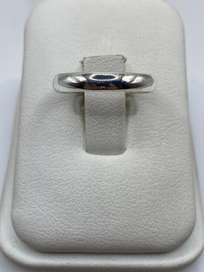 Anillo de plata banda pulida minimalista en estuche blanco, frente