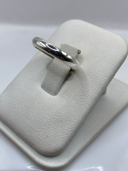 Detalle del anillo banda .925 pulido a espejo en la mano