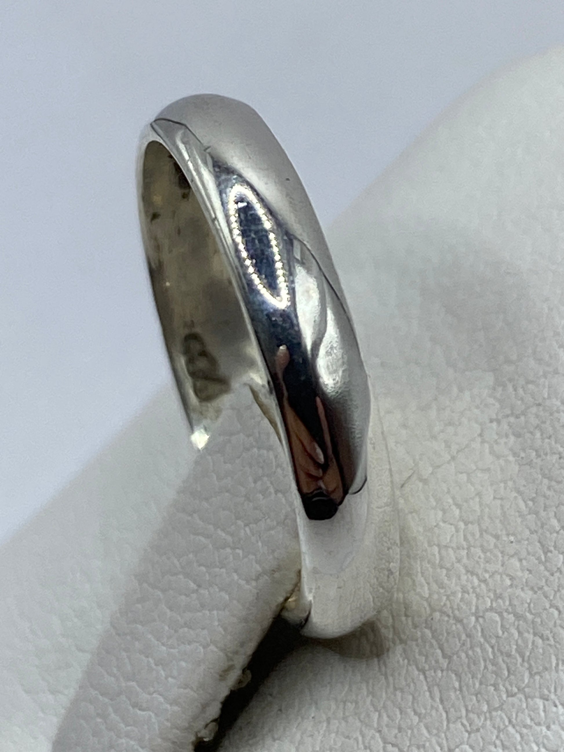 Vista lateral del anillo mostrando el perfil de la banda de 3 mm
