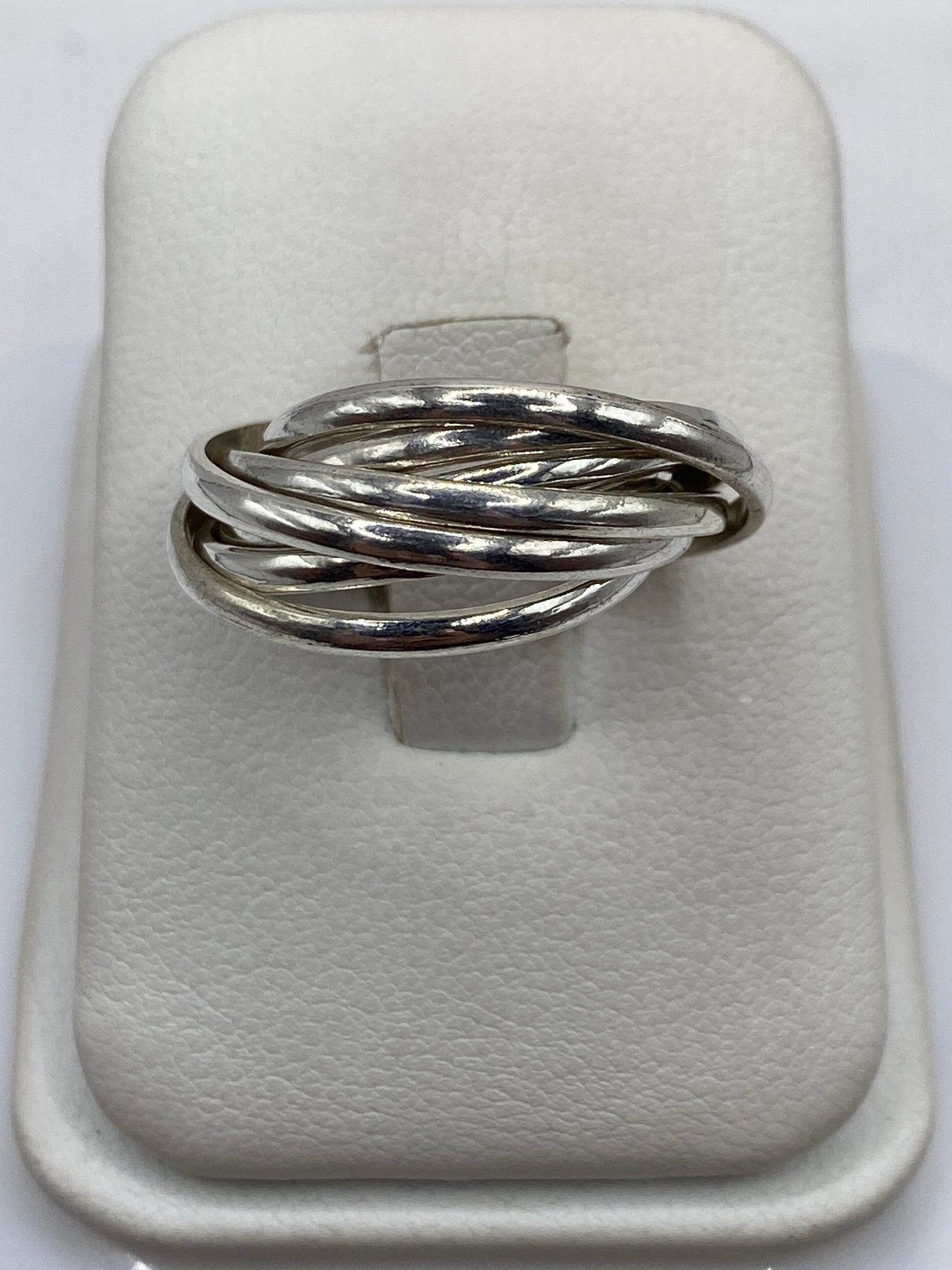 Anillo de plata entrelazado banda gruesa en estuche blanco, talla 5