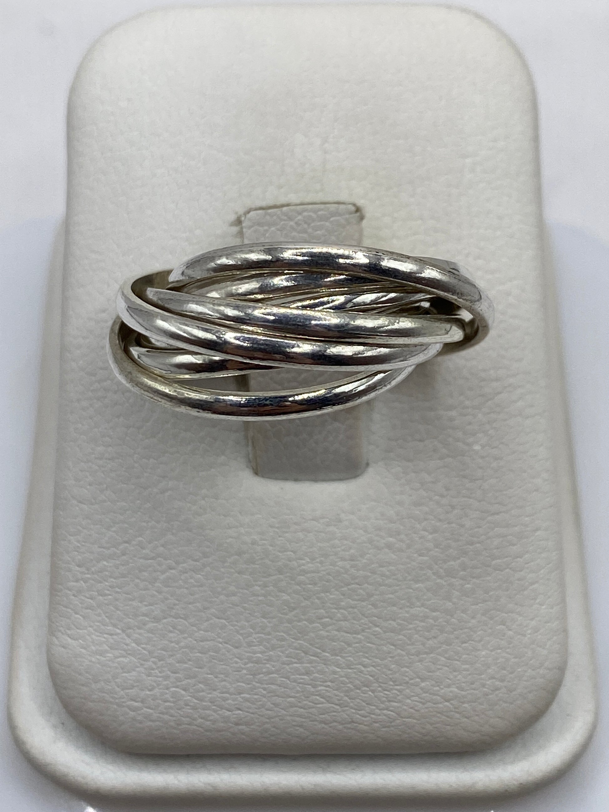 Anillo de plata entrelazado banda gruesa en estuche blanco, talla 5