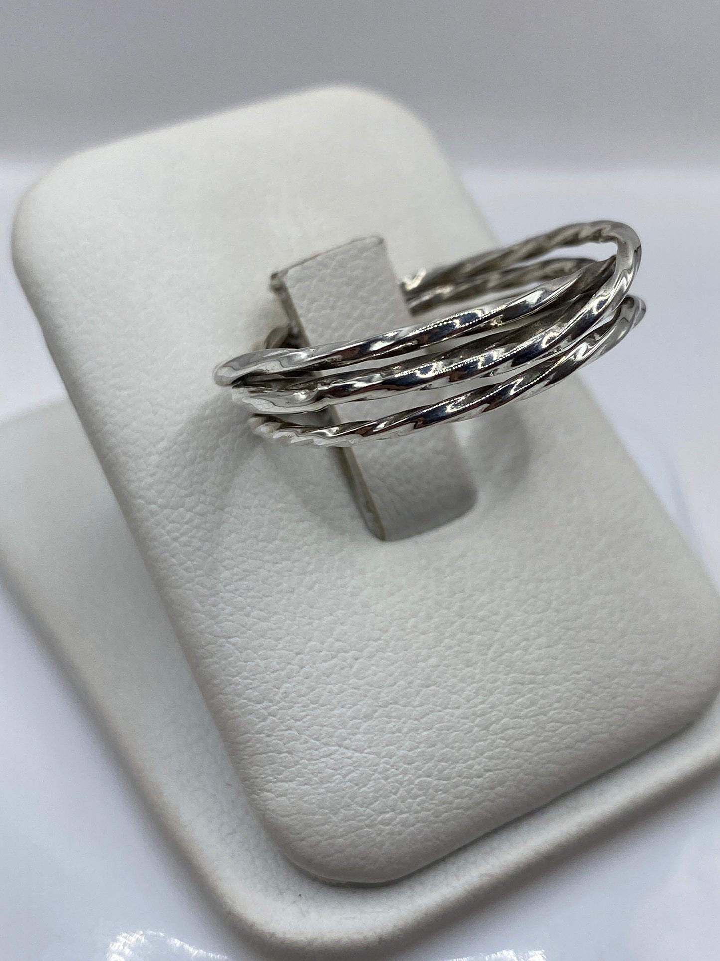 Detalle lateral del anillo mostrando los tres eslabones de plata .925 con pulido brillante